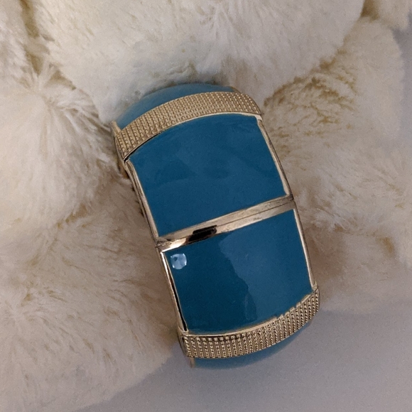 🌿SALE 4/$25🌿 Cute Bangle - Picture 1 of 3